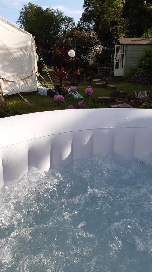 The White Dove Bed And Breakfast With Bell Tents And Private Hot Tubs Coddington  Zewnętrze zdjęcie
