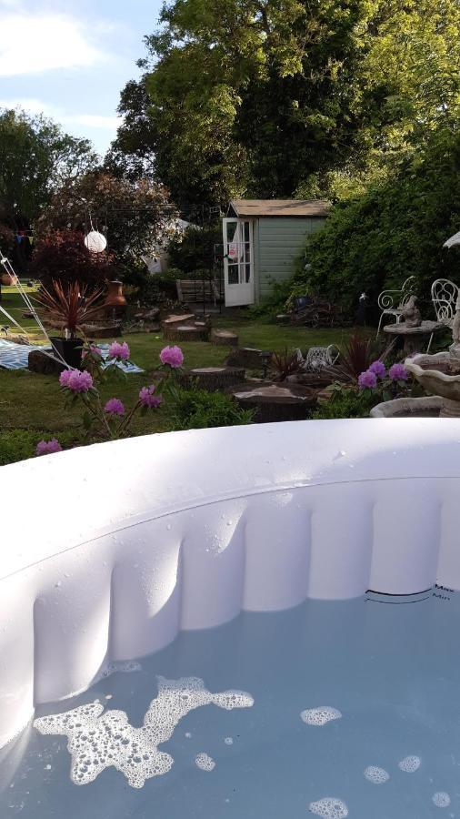 The White Dove Bed And Breakfast With Bell Tents And Private Hot Tubs Coddington  Zewnętrze zdjęcie