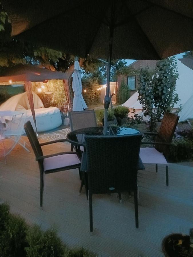 The White Dove Bed And Breakfast With Bell Tents And Private Hot Tubs Coddington  Zewnętrze zdjęcie