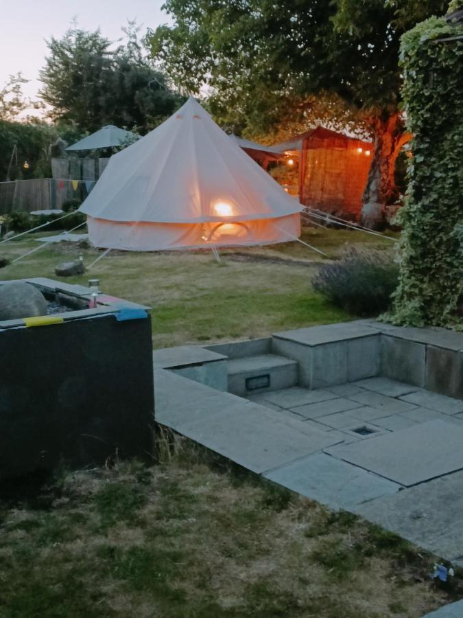 The White Dove Bed And Breakfast With Bell Tents And Private Hot Tubs Coddington  Zewnętrze zdjęcie